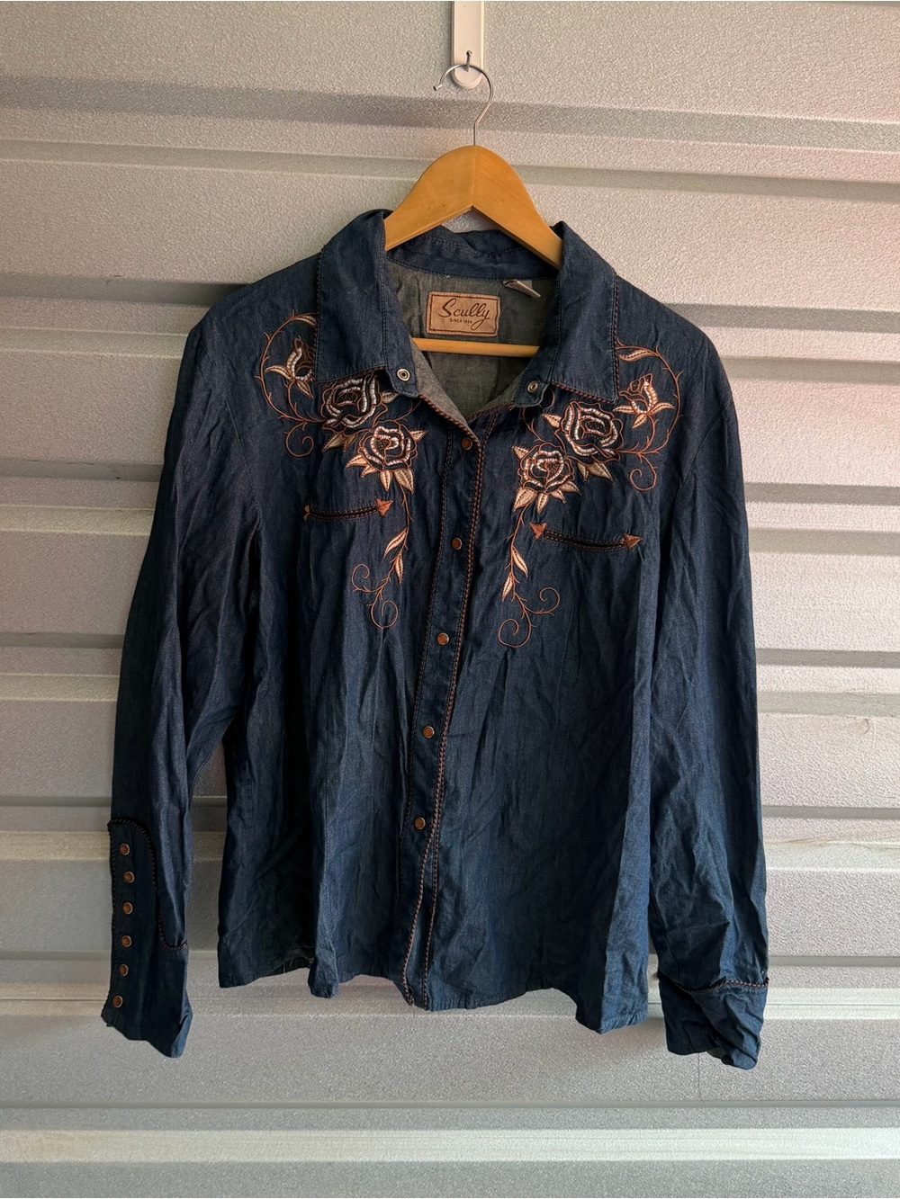 SCULLY WOMEN'S ROSE EMBROIDERED DENIM LONG SLEEVE PEARL SNAP WESTERN SHIRT - Picture 2 of 7